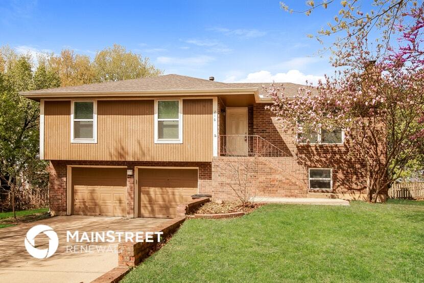 216 W Heritage Dr in Raymore, MO - Building Photo