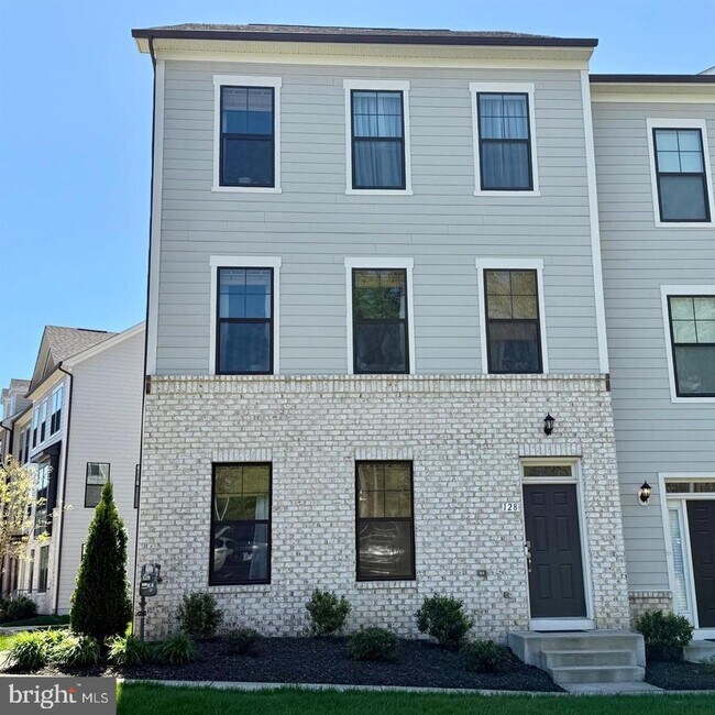 property at 128 Kinross Ln