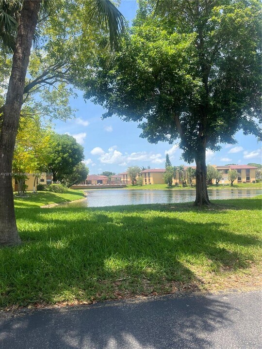 10891 NW 7th St in Miami, FL - Foto de edificio