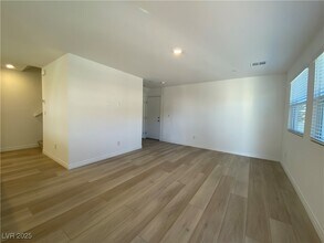 10713 Norfolk View Ct in Las Vegas, NV - Building Photo - Building Photo
