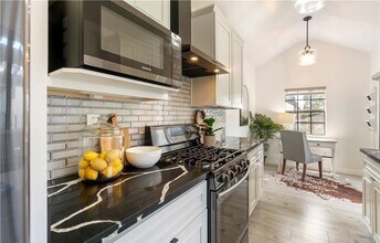 2528 W MacArthur Blvd in Santa Ana, CA - Building Photo - Building Photo