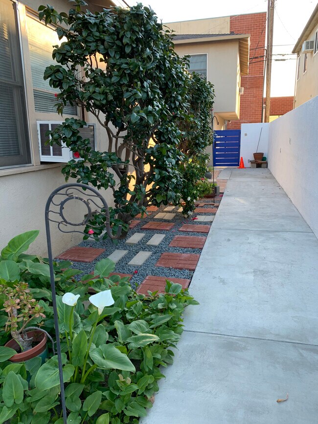 1517 Pontius Ave in Los Angeles, CA - Foto de edificio - Building Photo