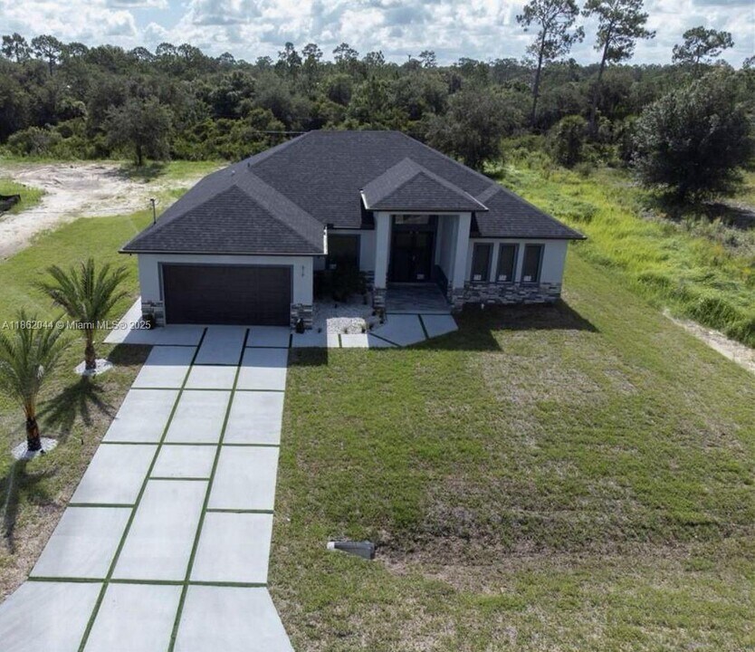 616 Maple Ave N in Lehigh Acres, FL - Building Photo