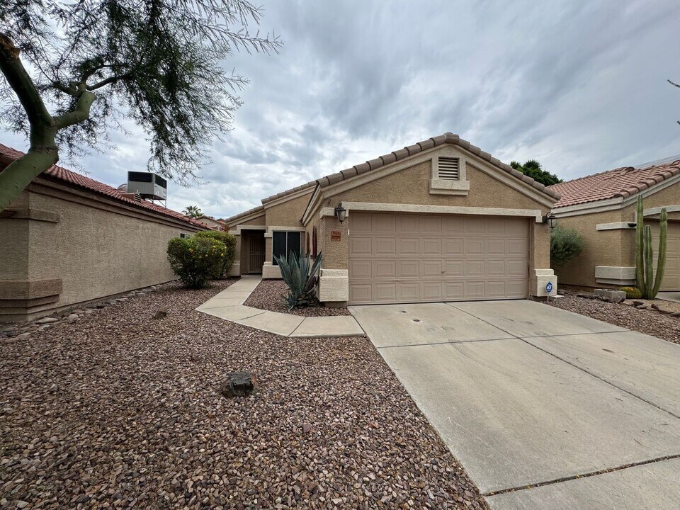 3026 E Pontiac Dr in Phoenix, AZ - Foto de edificio