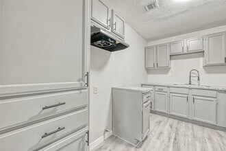5962 Willow Glen Dr in Houston, TX - Building Photo - Building Photo