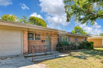 5625 Wales Ave in Fort Worth, TX - Building Photo - Building Photo