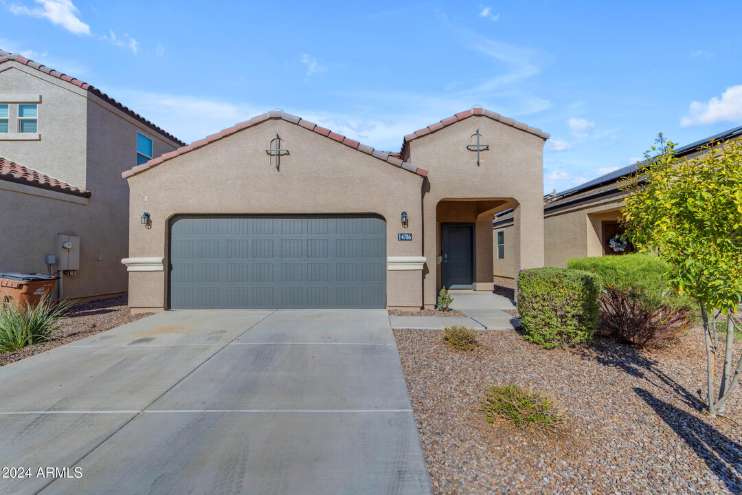 4786 E Living Stone Way in San Tan Valley, AZ - Foto de edificio