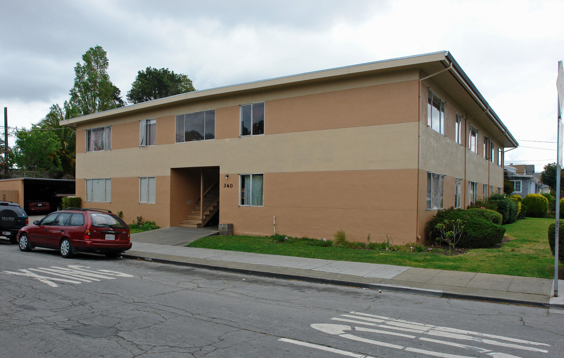 340 E Santa Inez Ave in San Mateo, CA - Foto de edificio