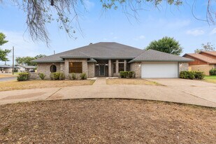 2000 Dan Rowe St in Waco, TX - Building Photo