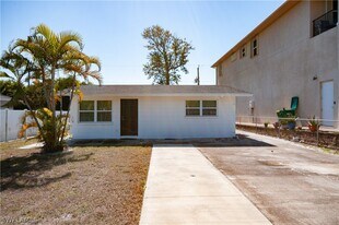 2648 Van Buren Ave in Naples, FL - Building Photo