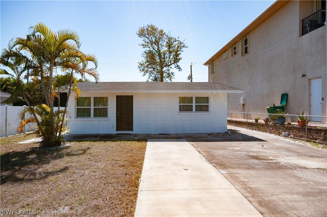 2648 Van Buren Ave in Naples, FL - Building Photo