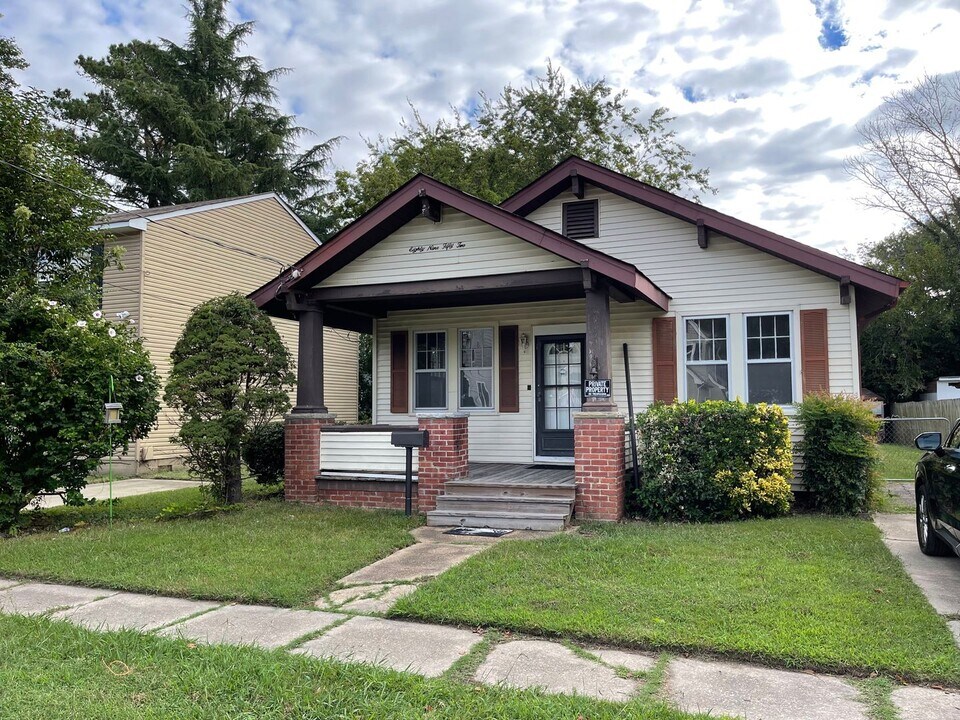 8952 Hammett Ave in Norfolk, VA - Building Photo