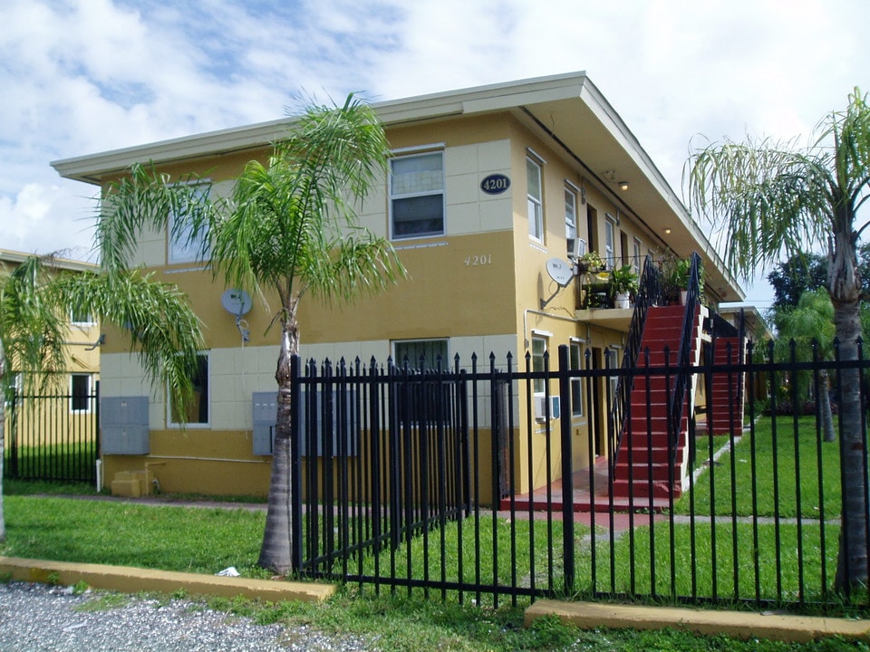 Hampton House Apartments in Miami, FL - Building Photo