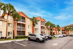 6321 Aragon Way, Unit 306 in Ft. Myers, FL - Building Photo