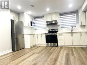 142 Yates Dr in Milton, ON - Building Photo - Building Photo