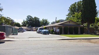 316 Hughes Ln in Bakersfield, CA - Building Photo