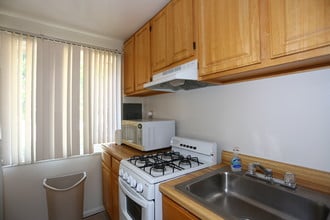 Oak Hill Townhomes in Baltimore, MD - Building Photo - Interior Photo