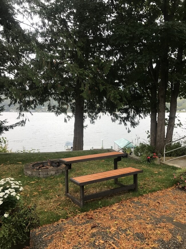 17306 Lakeview Blvd in Mount Vernon, WA - Building Photo - Building Photo