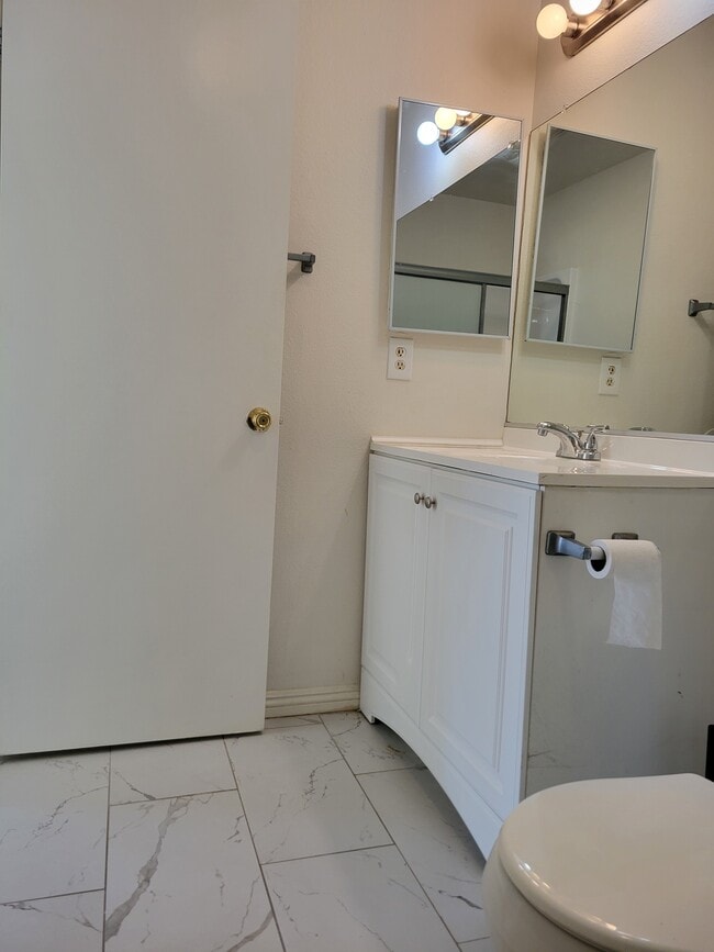 849 E Victoria St, Unit 302 in Carson, CA - Foto de edificio - Building Photo