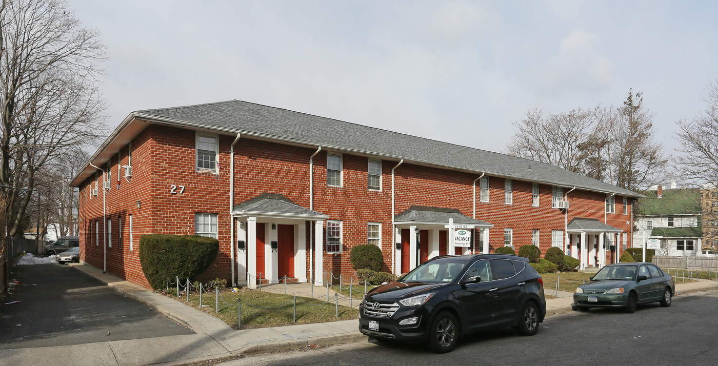 27 Attorney Street in Hempstead, NY - Building Photo