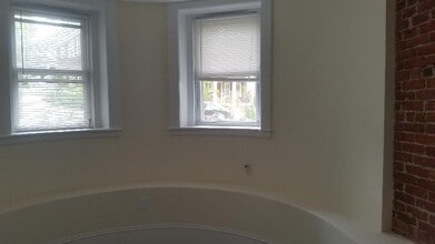 36 High St, Unit B2 in Boston, MA - Foto de edificio - Building Photo