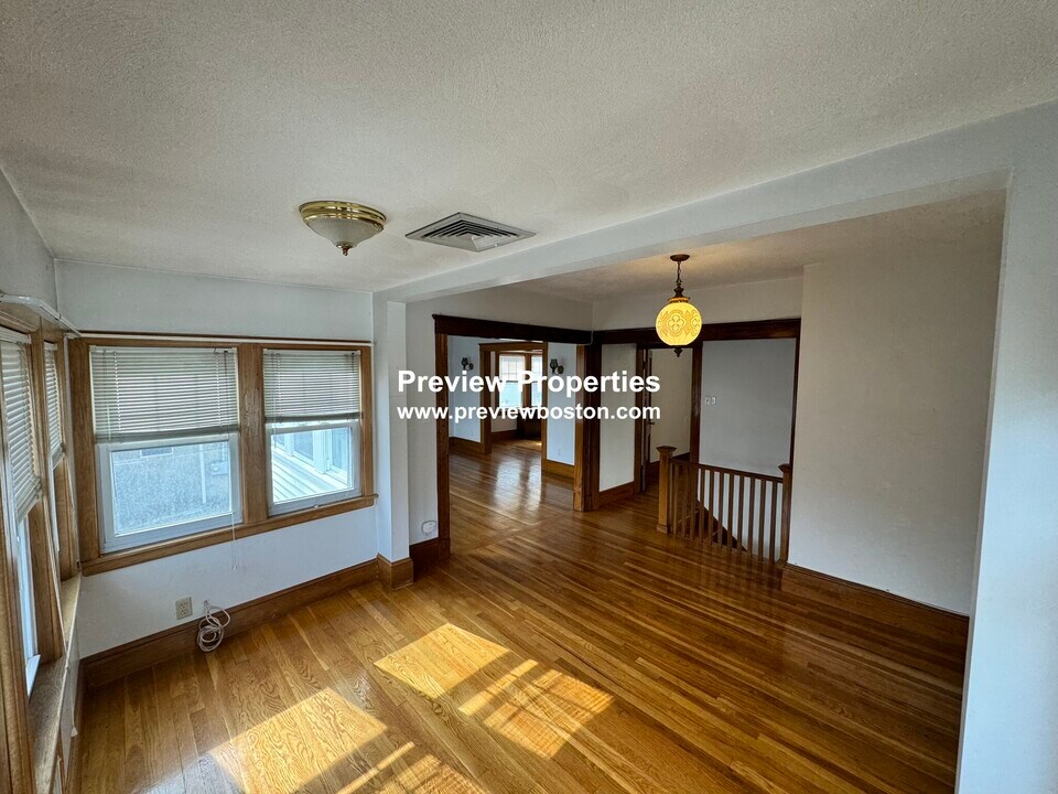 32 Dickinson Rd in Boston, MA - Building Photo