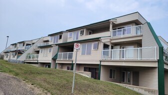 10420-10100 100 Ave. in Grande Prairie, AB - Building Photo