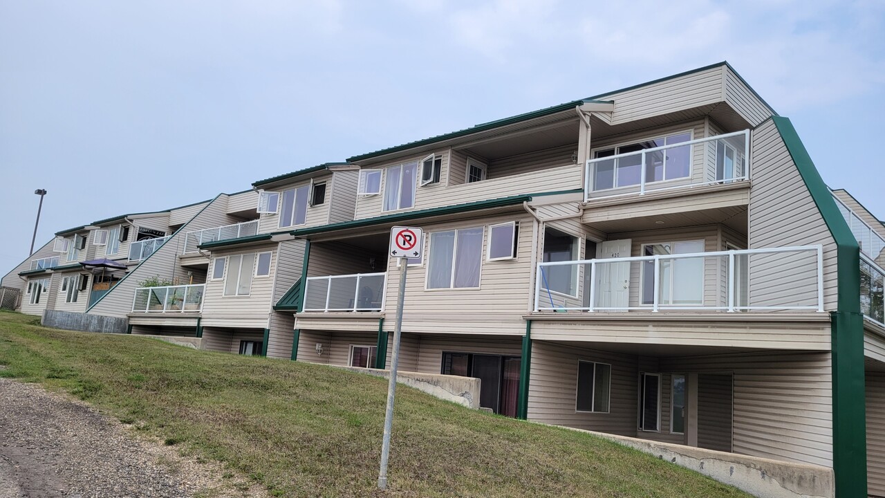 10420-10100 100 Ave. in Grande Prairie, AB - Building Photo