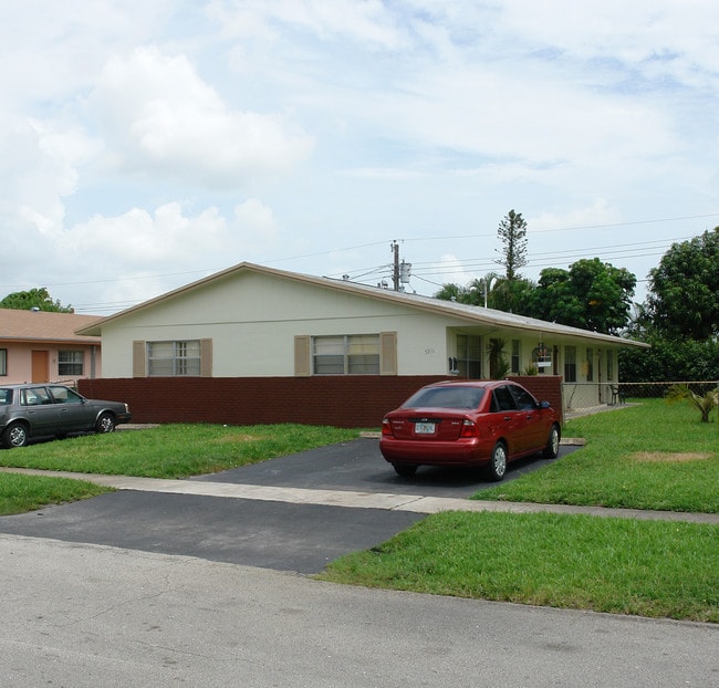 5211 NW 15th6 St in Fort Lauderdale, FL - Foto de edificio - Building Photo