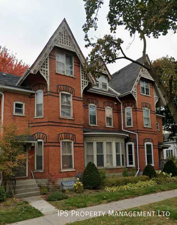 114 Bridge St E in Belleville, ON - Building Photo