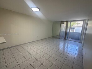 10090 NW 80th Ct in Hialeah, FL - Building Photo - Building Photo