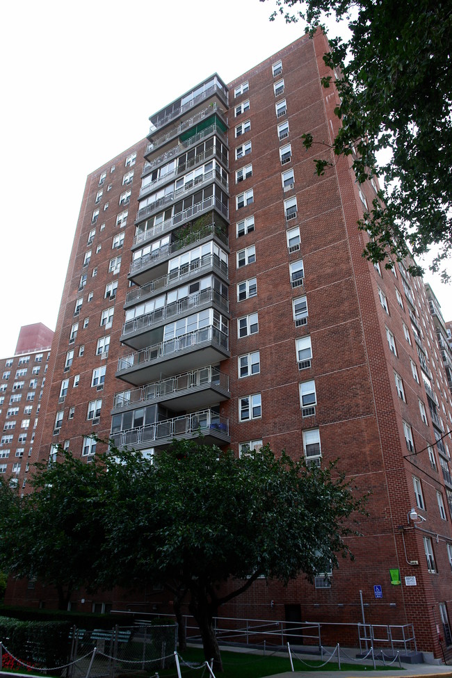 Carlyle Towers in Flushing, NY - Building Photo - Building Photo