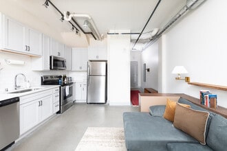 1009 W Juneau Ave in Milwaukee, WI - Foto de edificio - Building Photo