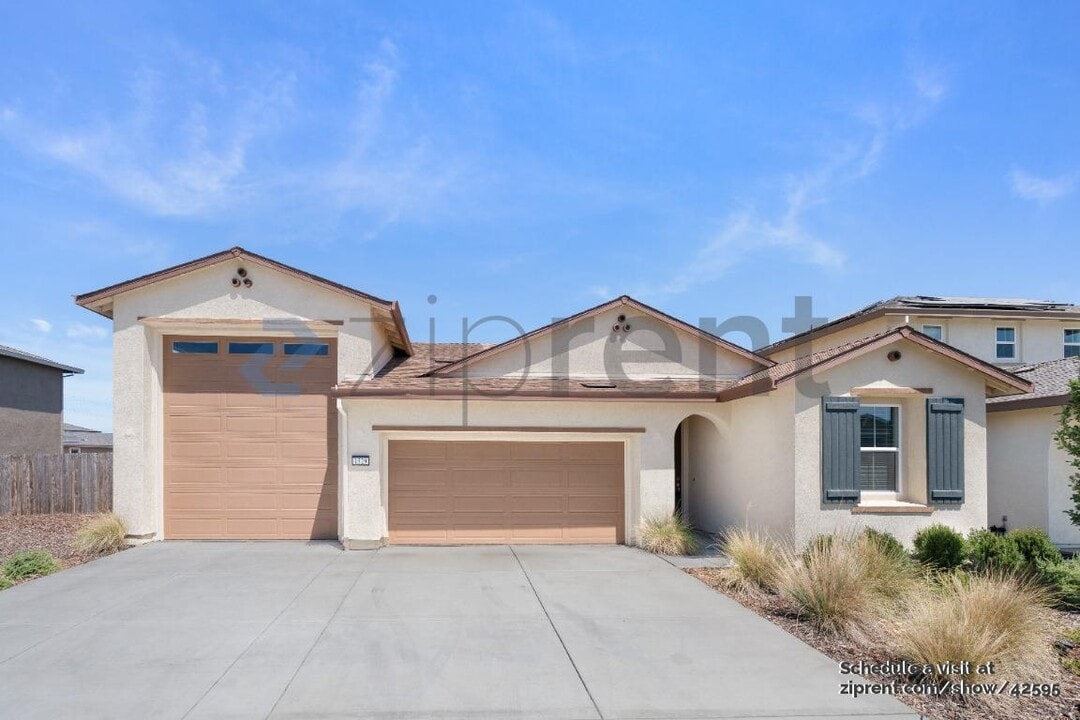 1529 Falabella Way in Olivehurst, CA - Foto de edificio