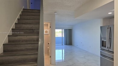 9359 Fontainebleau Blvd in Miami, FL - Building Photo - Building Photo