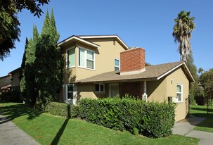 1619 W Ball Rd in Anaheim, CA - Building Photo