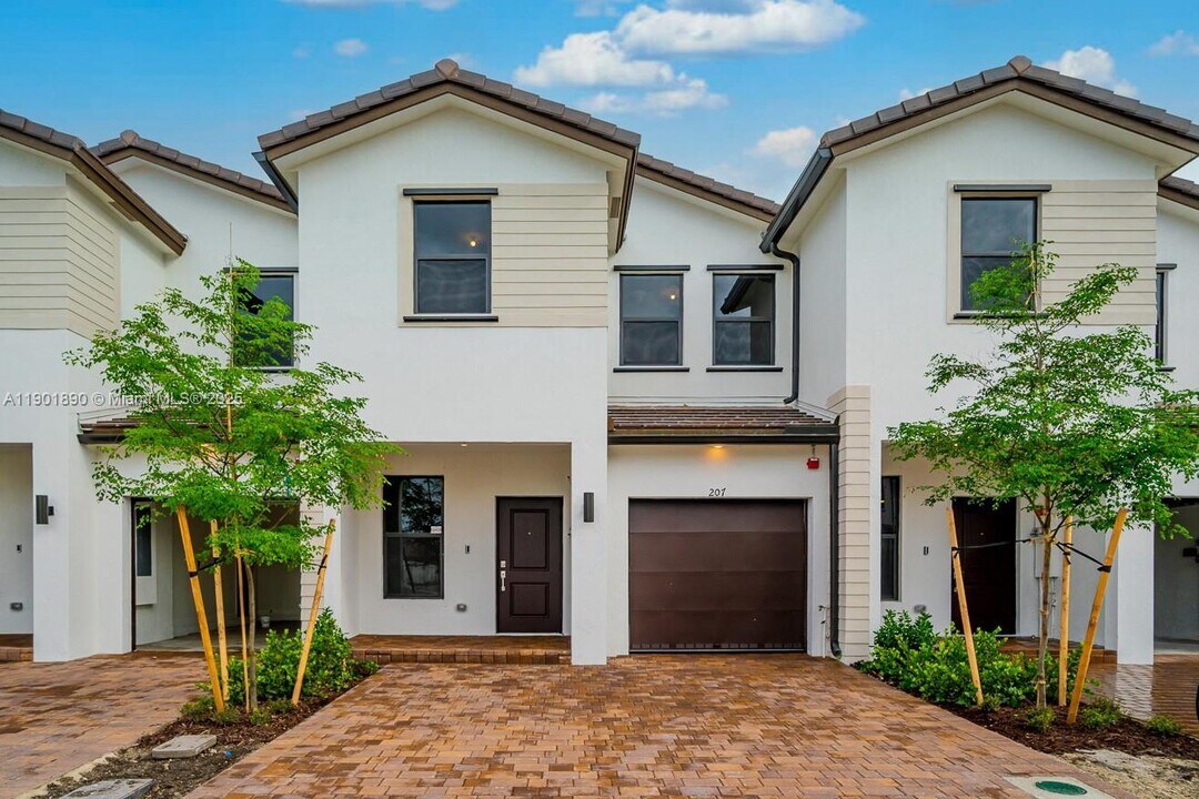 207 SW 159th Ter in Pembroke Pines, FL - Building Photo