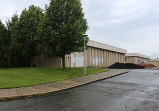 Bldg III in Germantown, MD - Foto de edificio - Building Photo