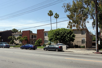 Vanowen Street Apartments in Van Nuys, CA - Building Photo - Building Photo