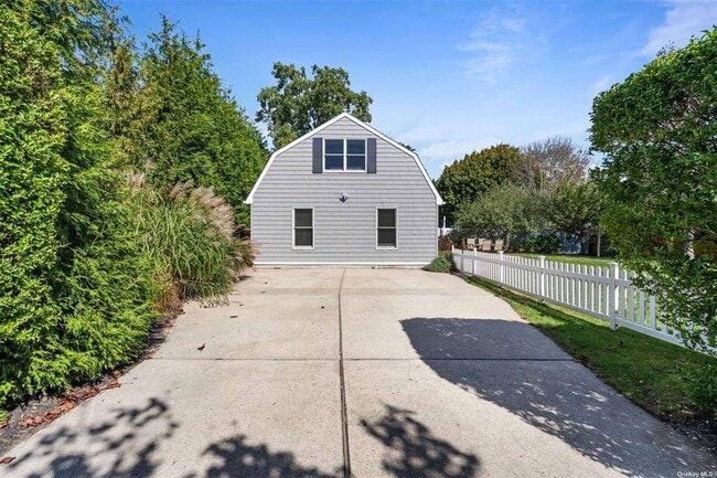 25 A Gardners Ln in Hampton Bays, NY - Building Photo - Building Photo