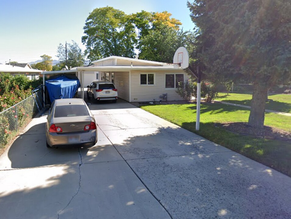 3389 S 2760 W in West Valley City, UT - Building Photo