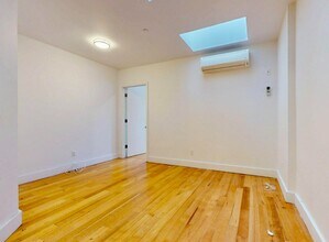 West 134th Street, Unit 4PH in New York, NY - Foto de edificio - Building Photo