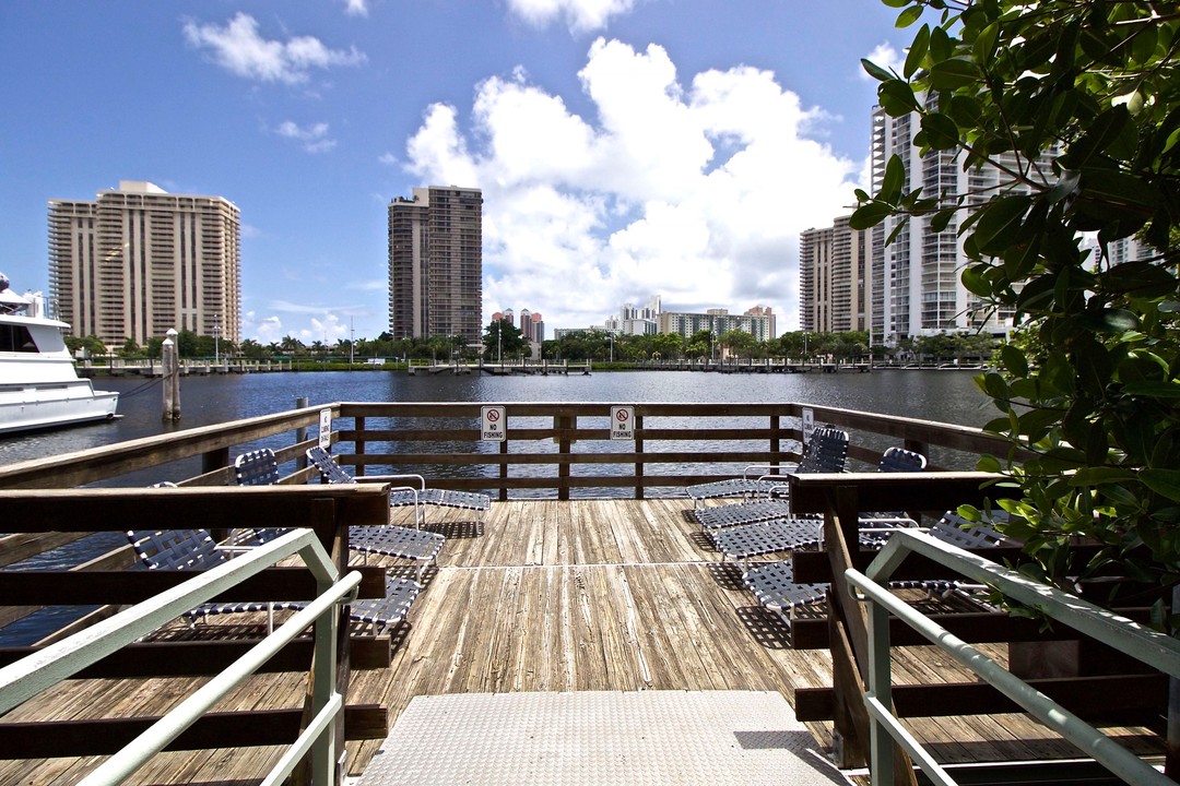 Aventura Yacht Club in Aventura, FL - Building Photo