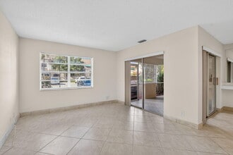6695 Via Regina in Boca Raton, FL - Building Photo - Building Photo