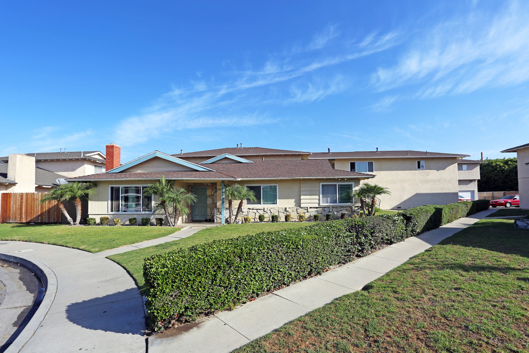 16532 Delton Cir in Huntington Beach, CA - Foto de edificio