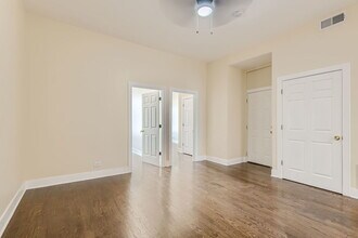7048 N Clark St in Chicago, IL - Building Photo - Building Photo