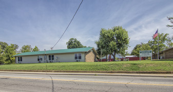 Walnut Street Apartments in Dickson, TN - Building Photo