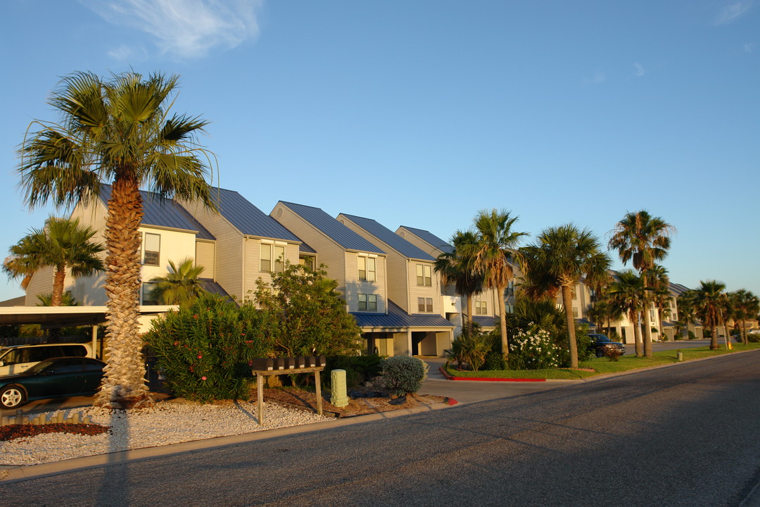 Spinnaker Condominiums in Corpus Christi, TX - Building Photo