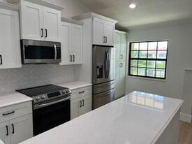 102 Pinecrest Cir in Jupiter, FL - Building Photo