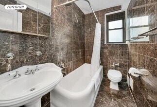 210 E 68th St in New York, NY - Foto de edificio - Building Photo